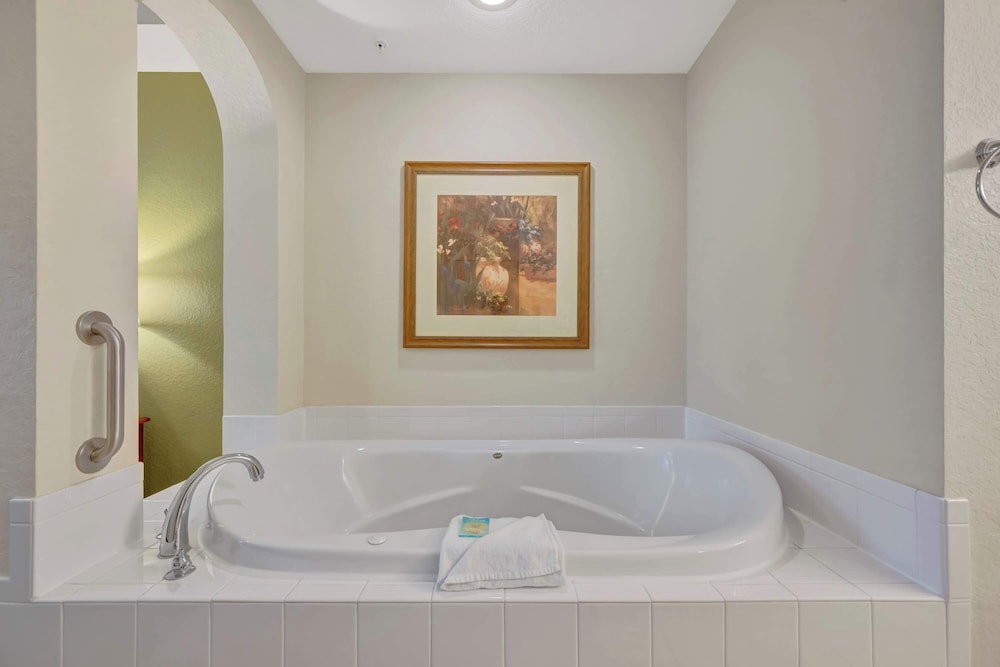 2BR Fireworks View With Pool Spa 5 Minutes to Disney