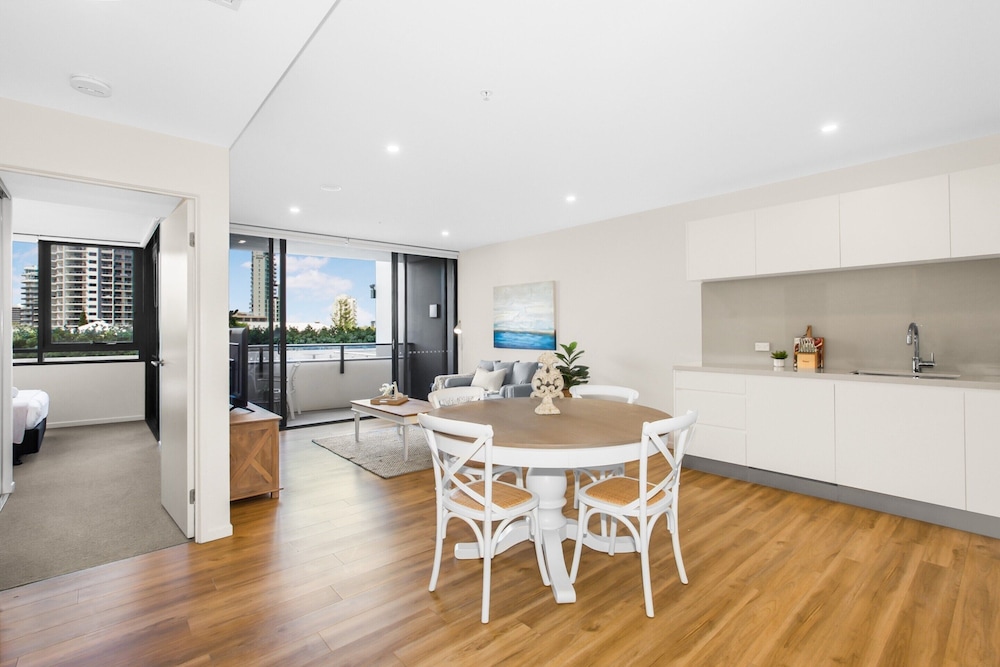 Sun Drenched Apartment in the Heart of Surfers