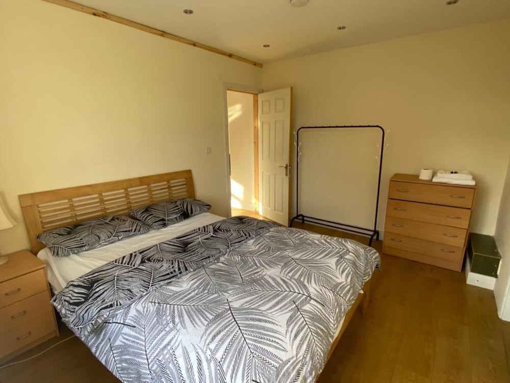 High Wycombe Vacations - 1-bed Unit 10 Minute Drive From Hellfire Caves - Property Image 5