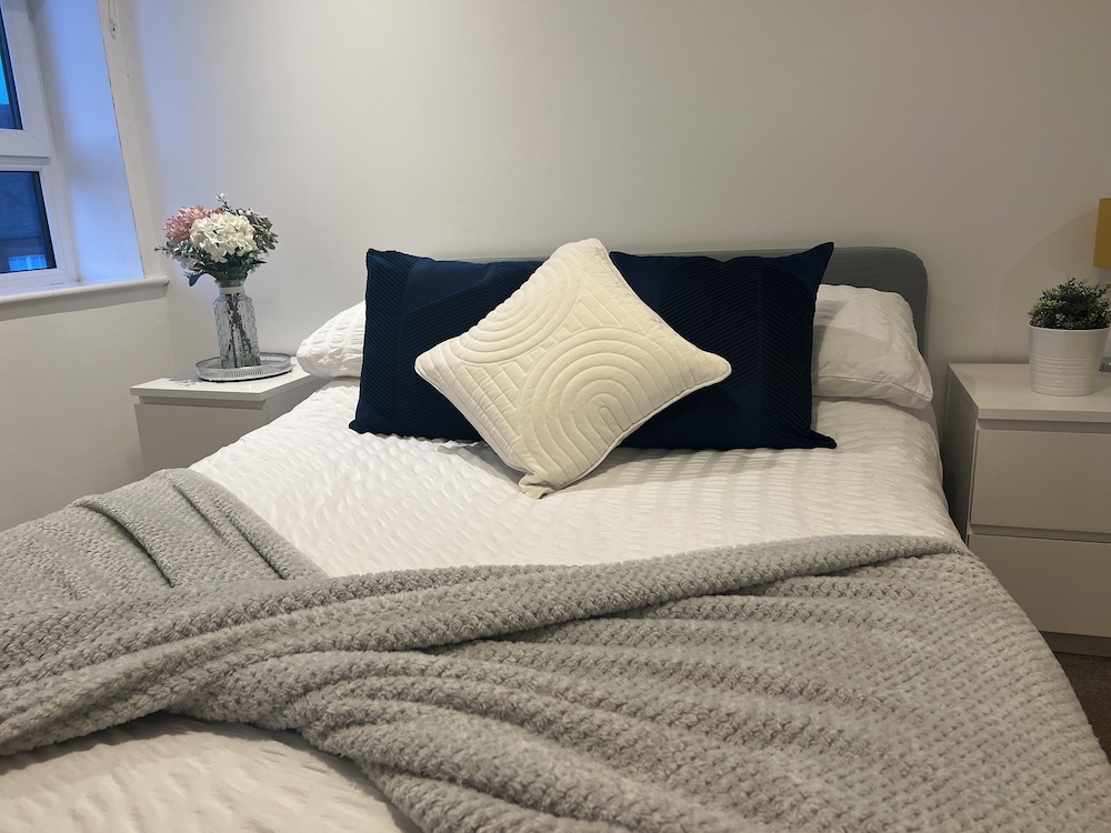 HU1 Hull City Centre Modern Apartment H9 view 5