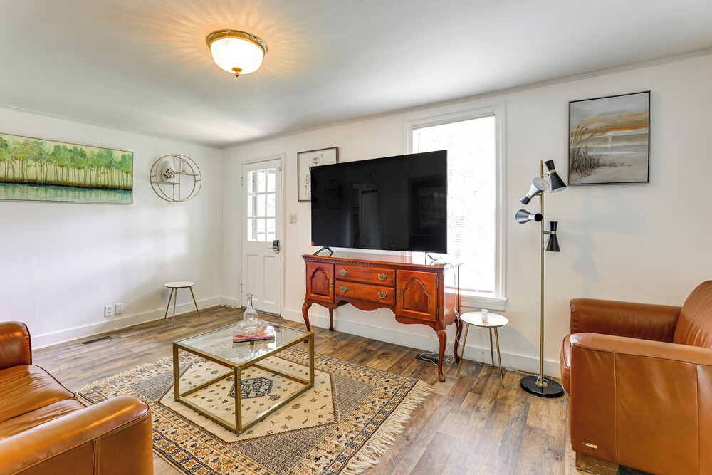 Near Shops & Parks: Dog-friendly Maryland Gem