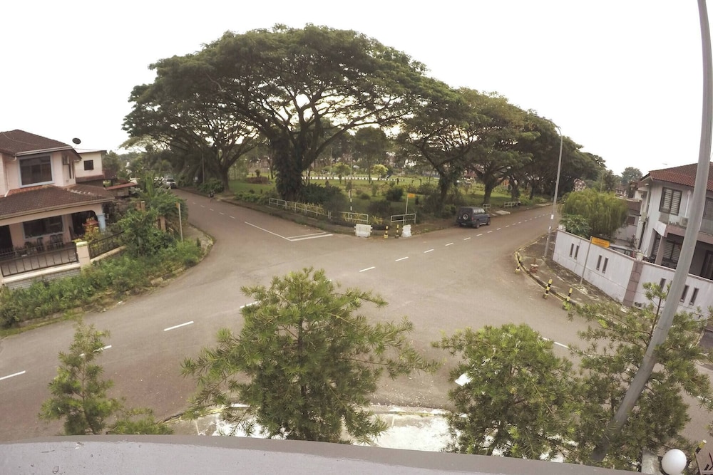 Cozy Johor Bahru Home With Family Room and Unblock Balcony View