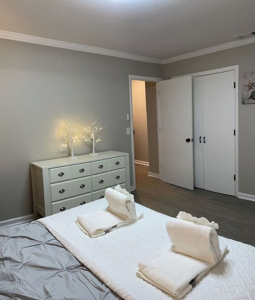 Bright 2BR Townhome Pool & Beach Minutes Away
