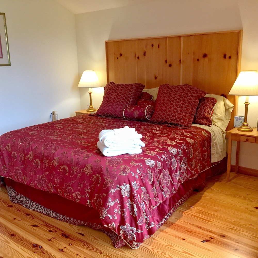 Mt Baker Rim Cabin 70 A pet Friendly Vacation Home With a hot tub and Wifi