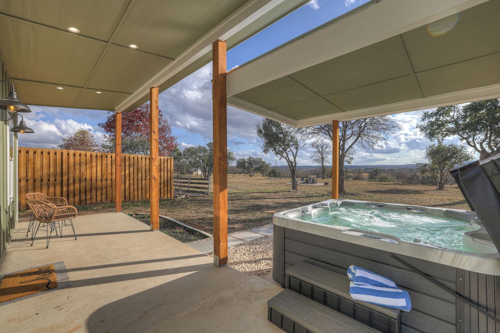 Evergreen Escape W/hot-tub 5 Min to Downtown!