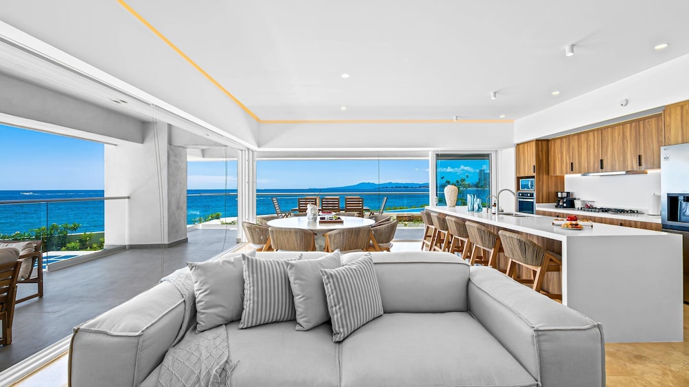 3BR with Private Pool on the Ocean