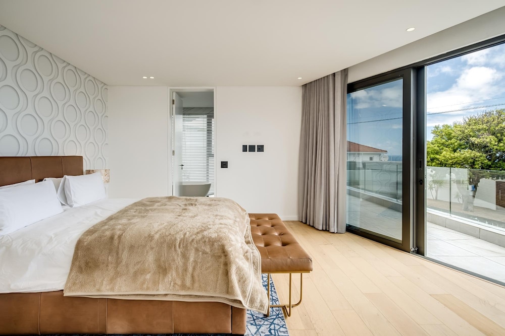 4BR Camps Bay Villa w Pool and Garden Casa Meya