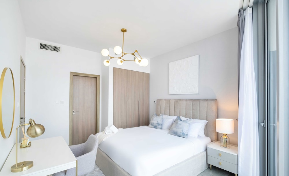 LUX  The Dubai Marina Skyline Suite