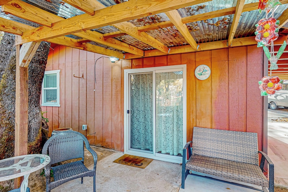 1BR Dog-friendly Lakefront Cabin w/ Canoes