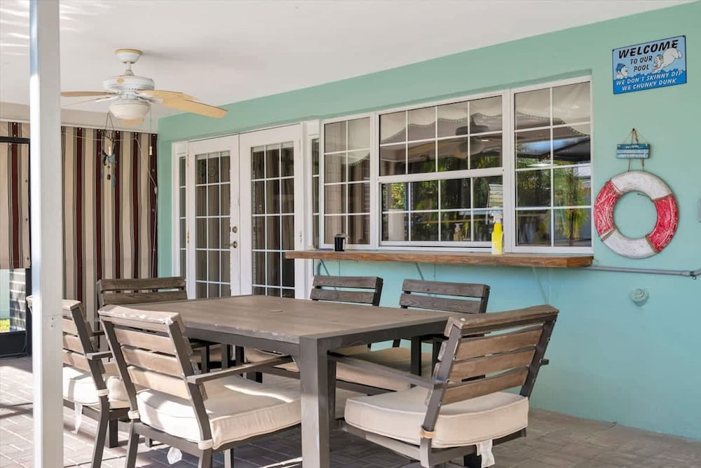 The Crown House 4b Pool Home 6 Mins to IR Beach