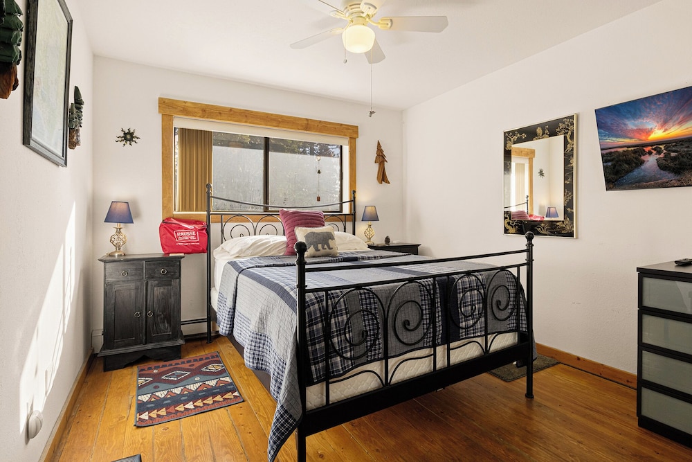 Sierra Pines Retreat Sleeps 6!