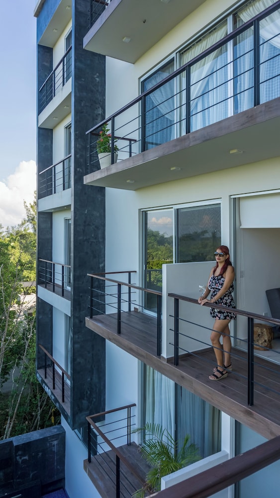 Luxury Studio Rooftop Pool and Jacuzzi