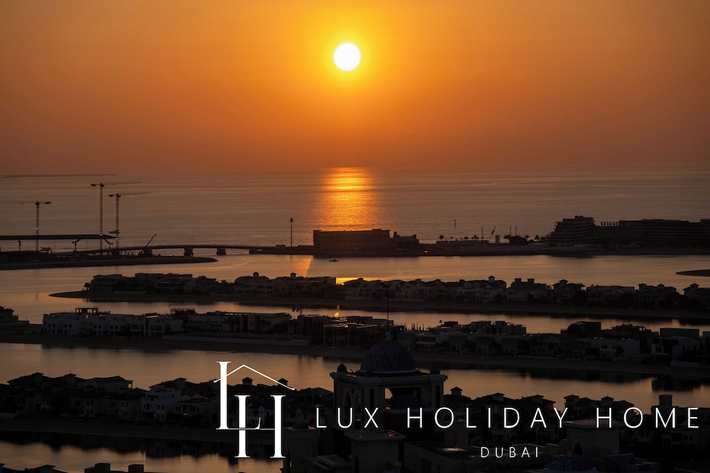 LUX Iconic Views at Palm Tower Studio