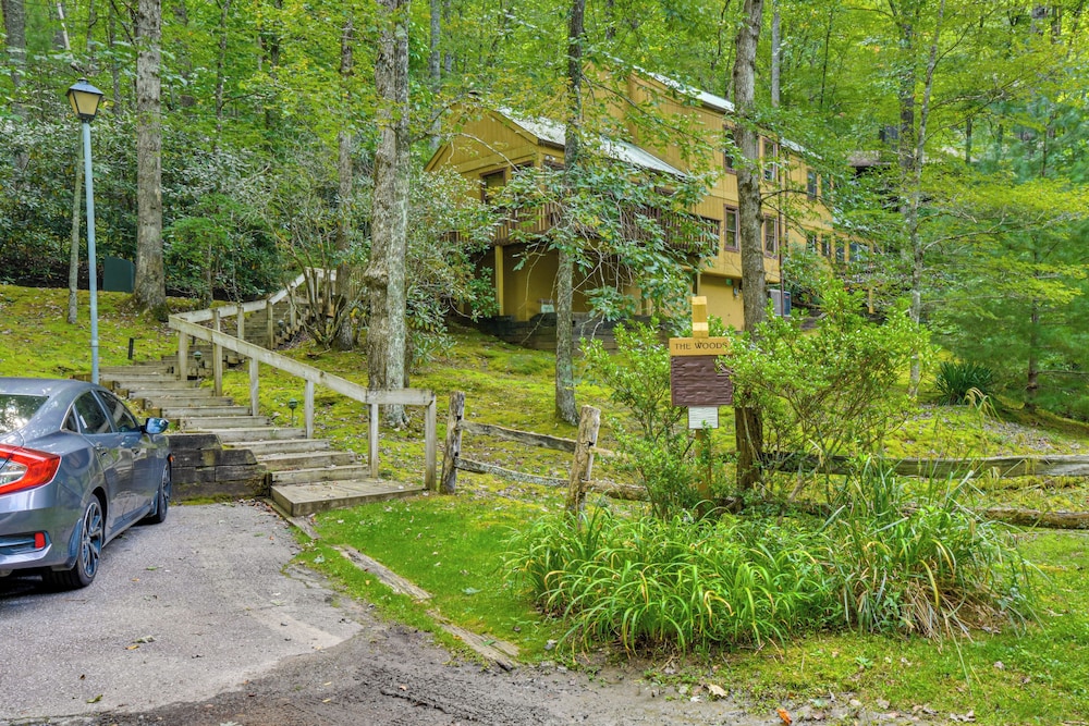 Newly Renovated: Pet-friendly Sapphire Retreat!