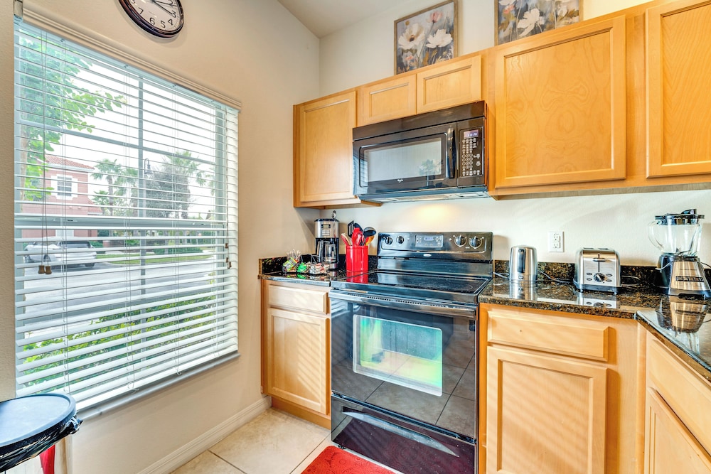 4 Mi to Disney World: Townhome w/ Hot Tub & Lanai!
