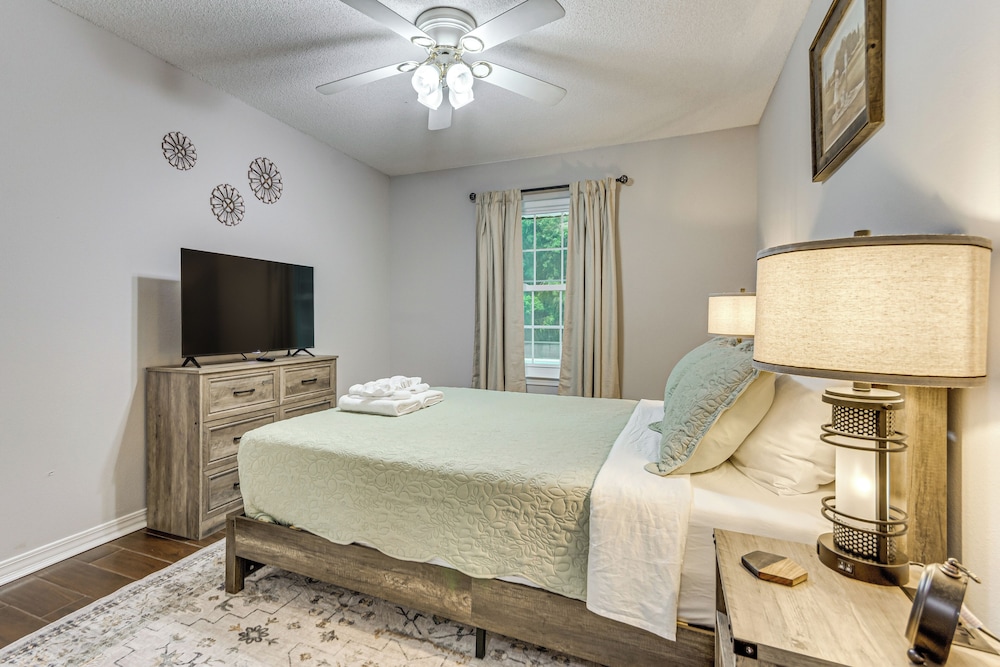 1 Mi to Zoo: 'rustic Bungalow' Gem in Gulf Breeze!