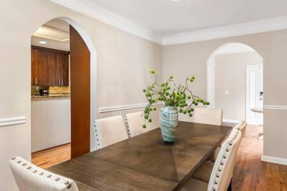 The Southern Oasis 5-bedrooms A Location Sleeps 12 view 4