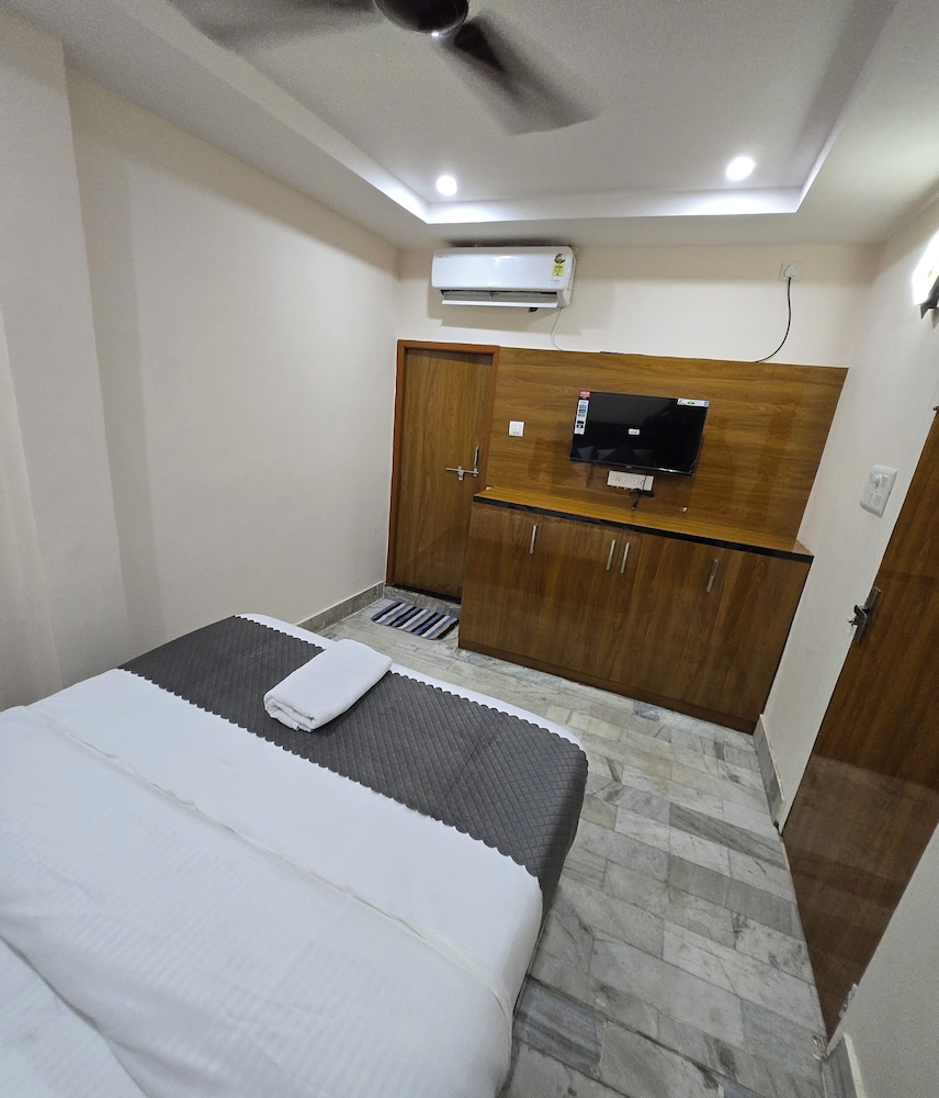 Rudra PGH - just near Temple & Ghats