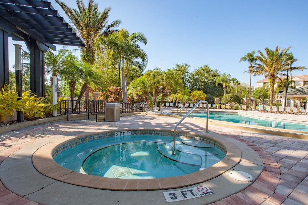 Epic Universe Premium Lake View Condo, Vista Cay - 1002