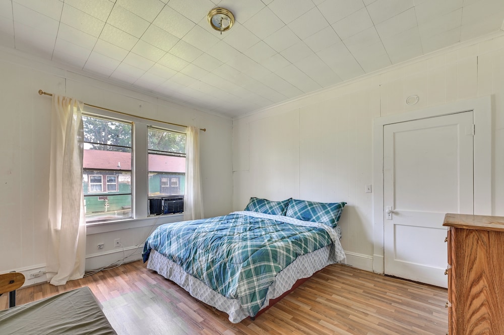 Home w/ Yard - Close to Hospitals, Dtwn Shreveport