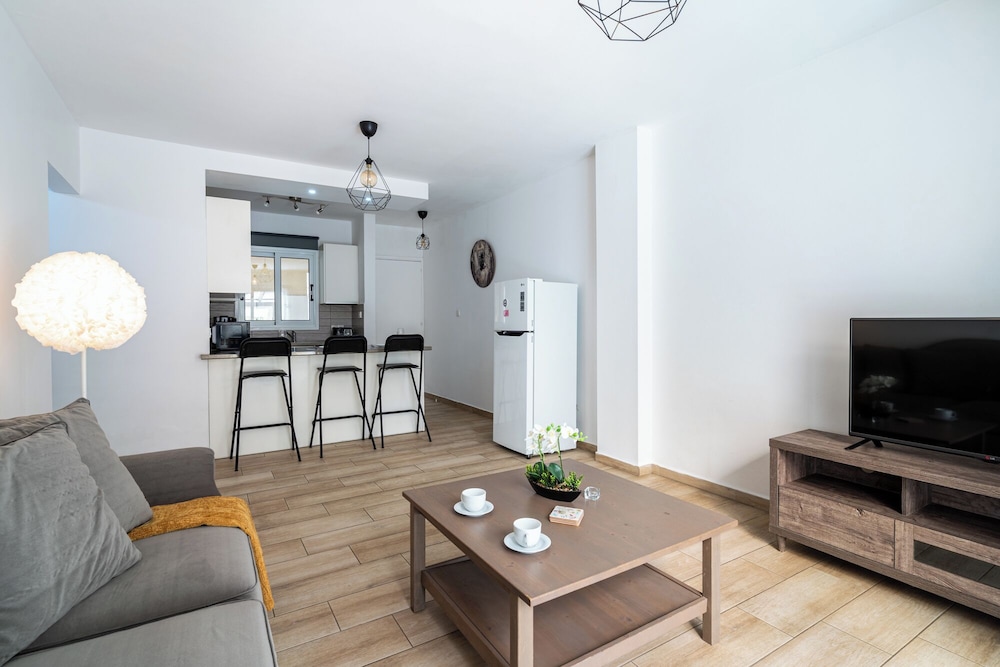 Levante - 2-BR Apt. & Terrace in Larnaca