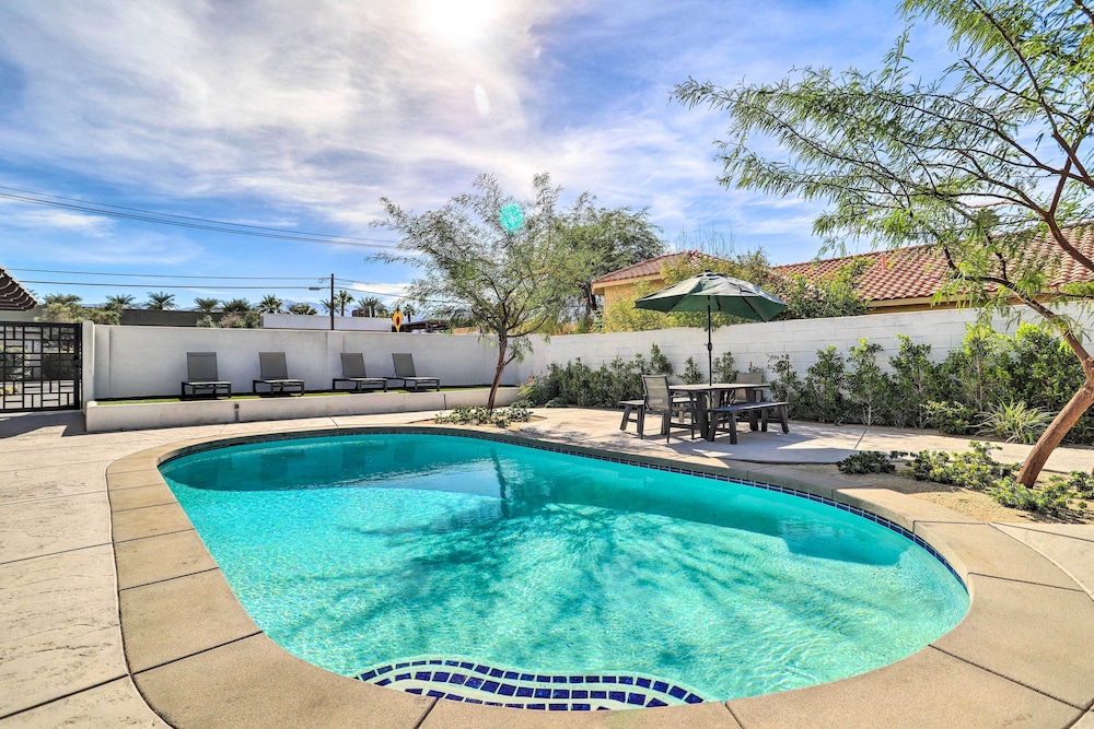 < 1 Mi to El Paseo: Cottage Oasis w/ Fire Pit