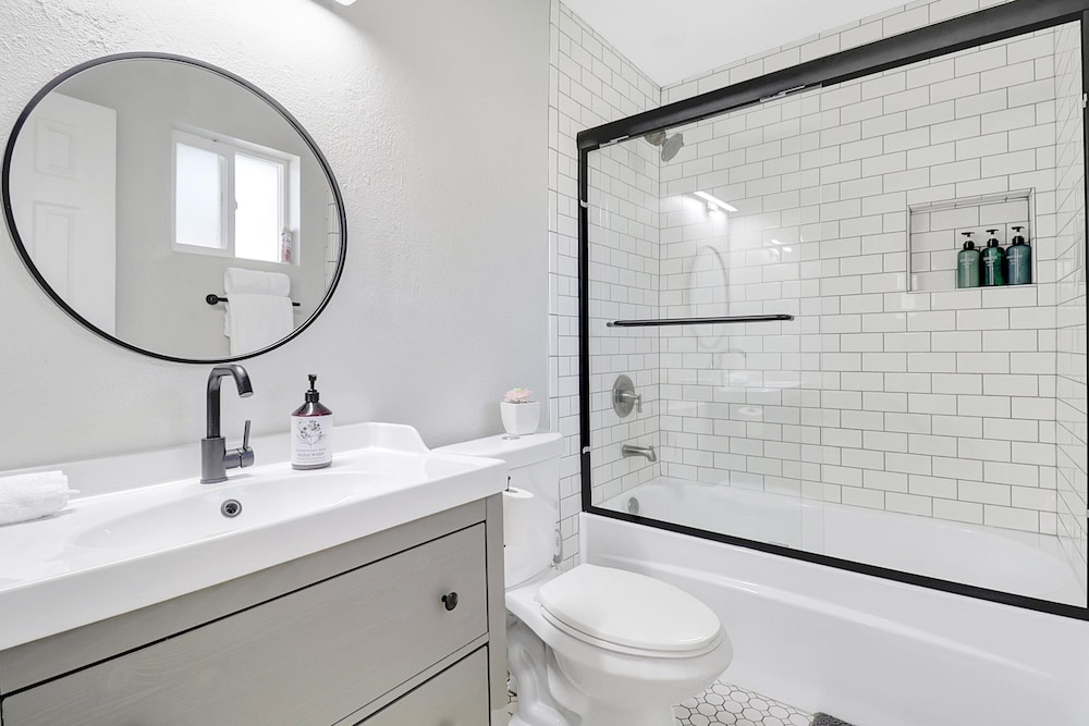 Karen in Phoenix With 4 Bedrooms and 2 Bathrooms