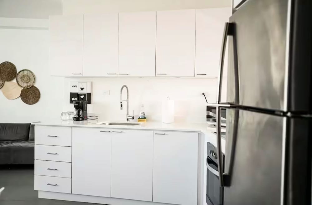 Centrally Located Sunny Apartment Walk to Beaches