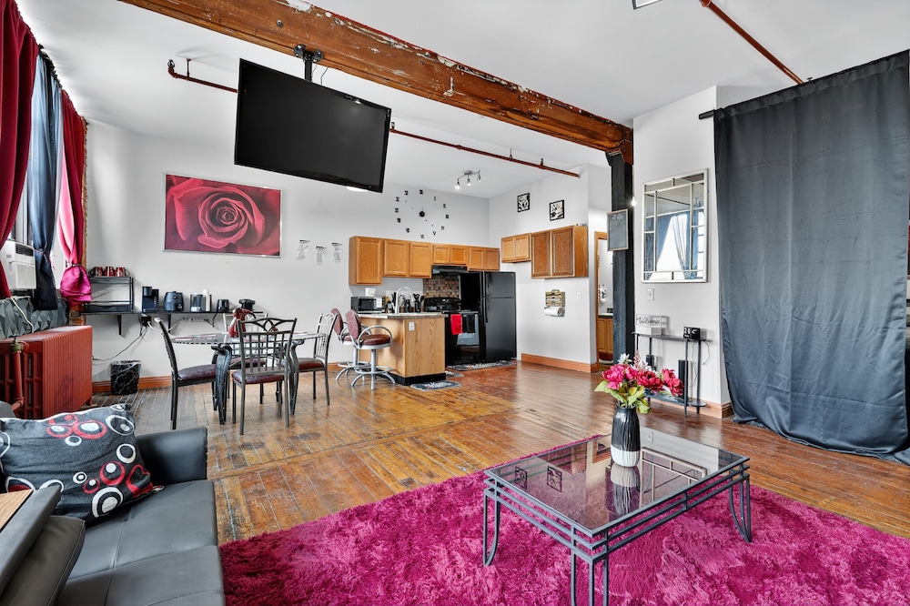 Beautiful 'rose Themed' Loft Near Downtown Detroit 1 Bedroom Apts