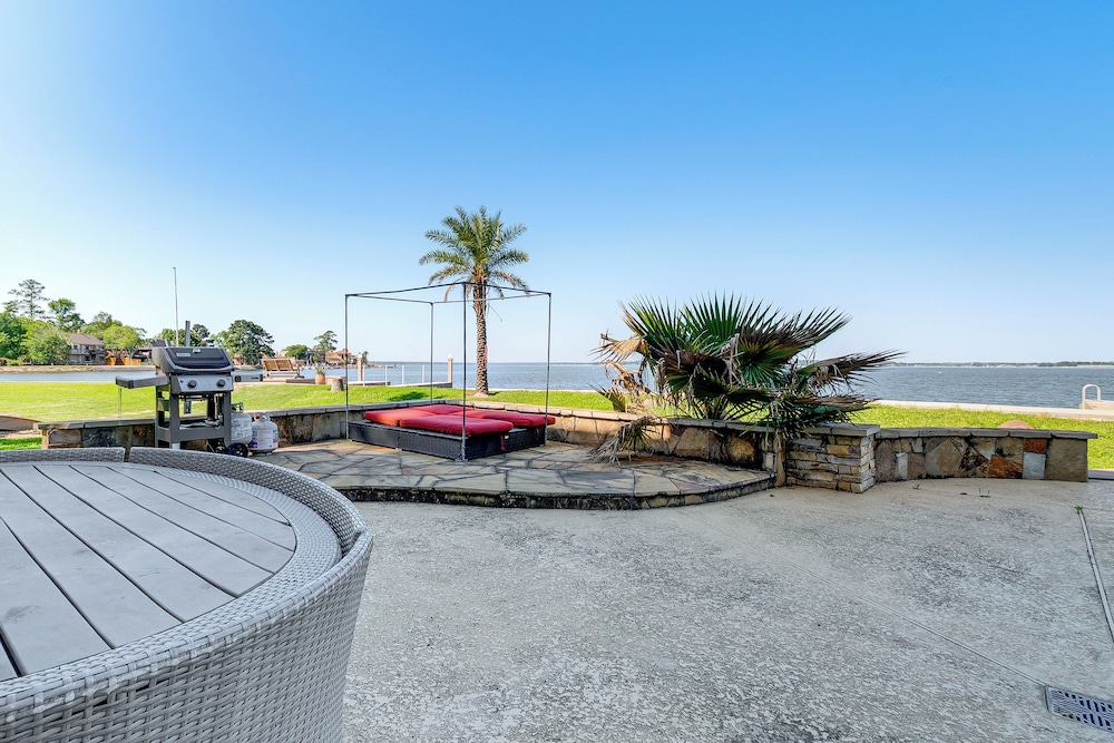 Luxe Family Gem in Montgomery: 'the Lake House!'