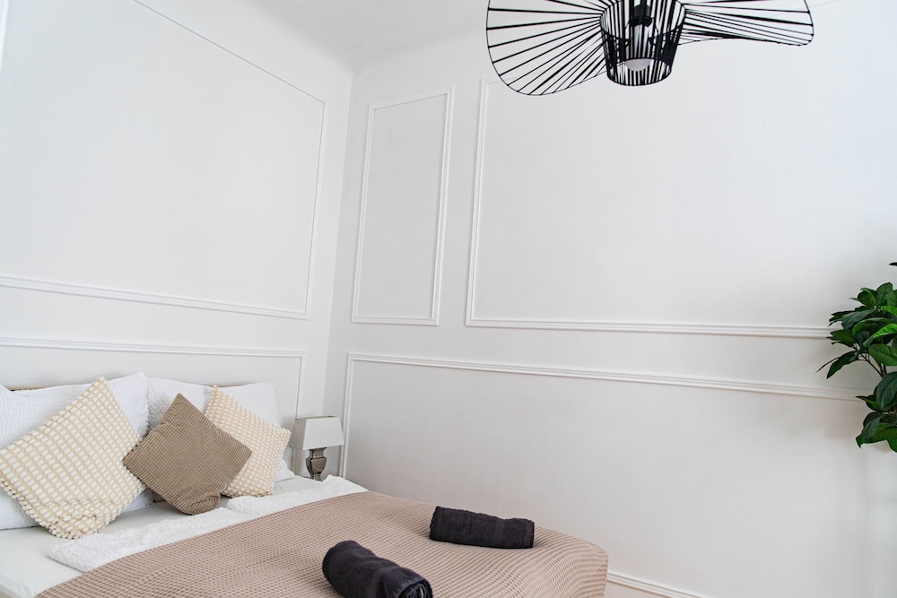 City Apartment - 5 min to Metro