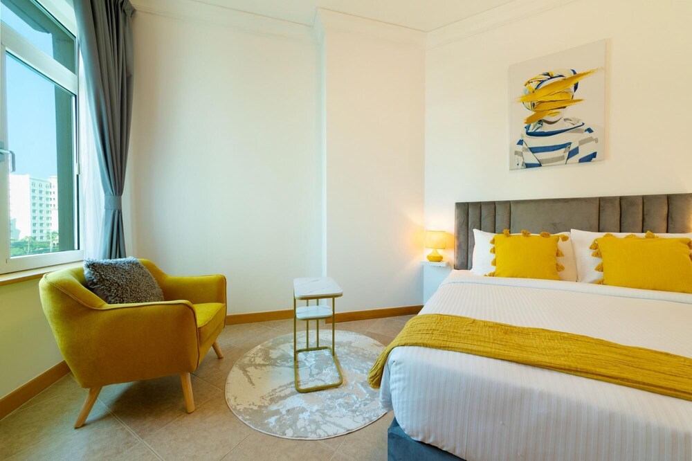 Stylish Apt With Large Patio Close to the Beach