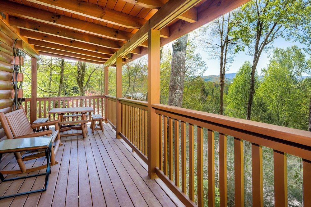 Hot Tub & Game Room: Log Cabin 2 Mi to Ripleys!