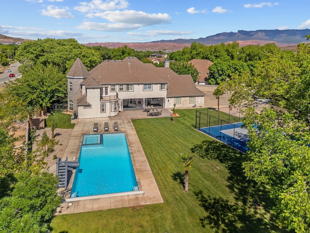 The Country House 6 Bedroom Home