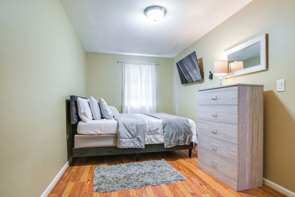 11 Mi to Downtown Baltimore: Middle River Townhome