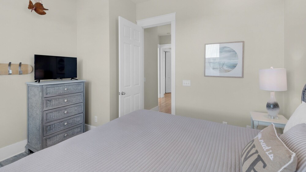 Steps From the Seagrove Beach - Gulf Views - Sleeps 10 - Community Pool view 5
