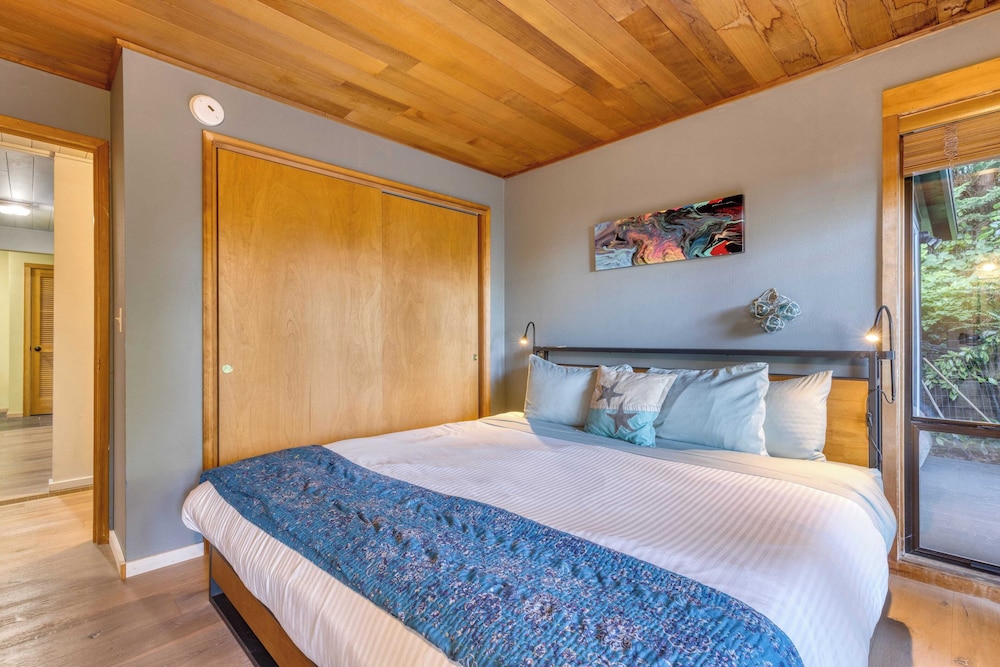 Coastal Escape w/ Balcony, Firebowl & Ocean Views Near Manzanita Sunset House by Avantstay