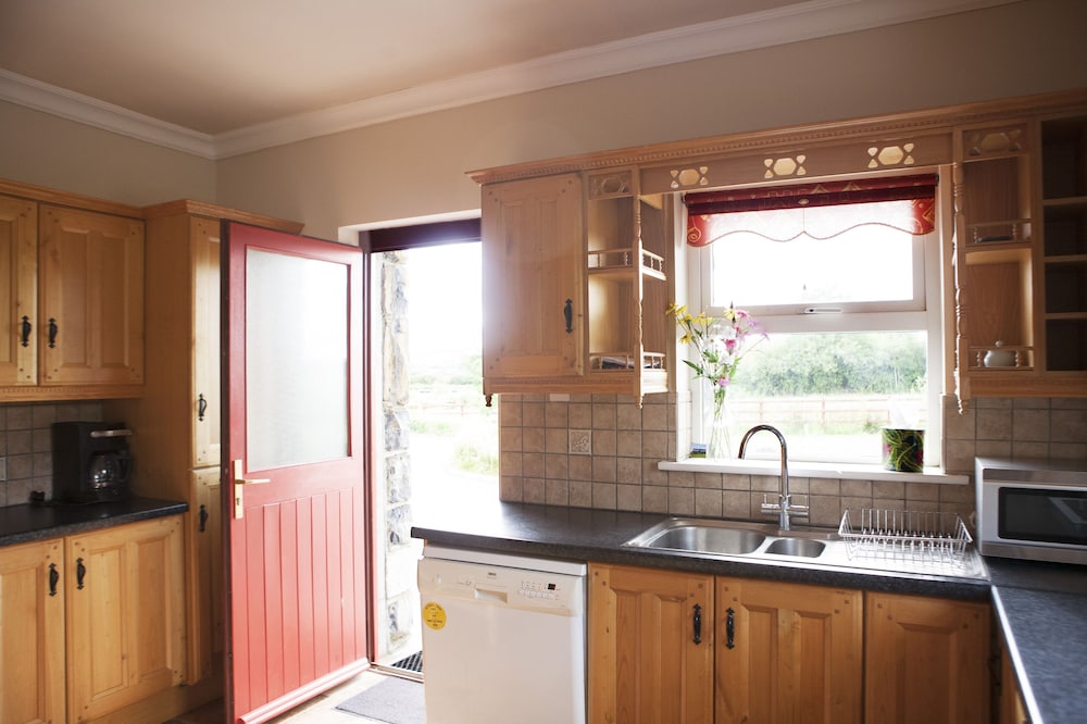 Inviting 4-bed House in Strokestown view 4