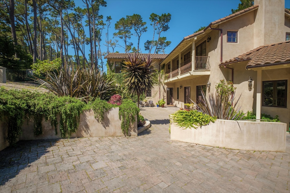 Lx17 Pebble Beach Golfer Retreat