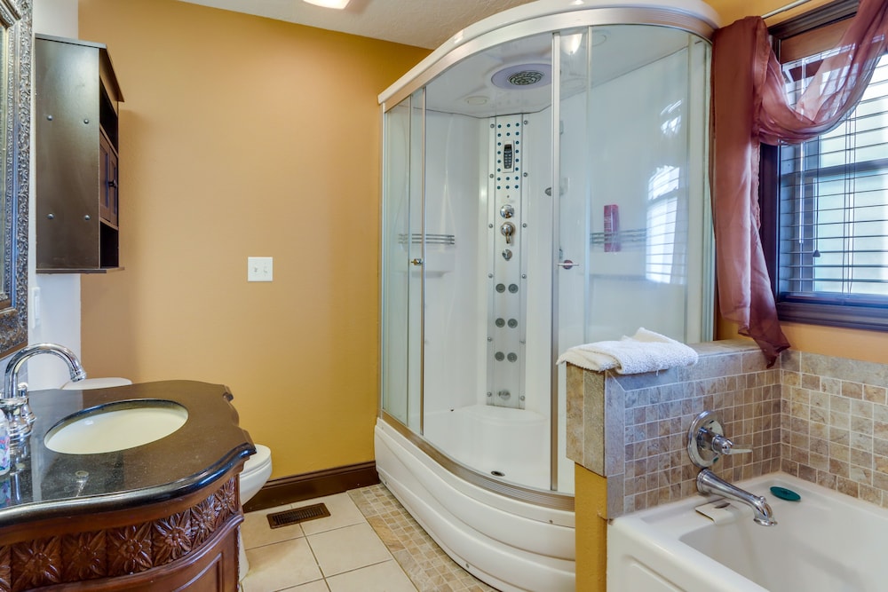 Tranquil Camdenton Vacation Home w/ Screened Porch view 3