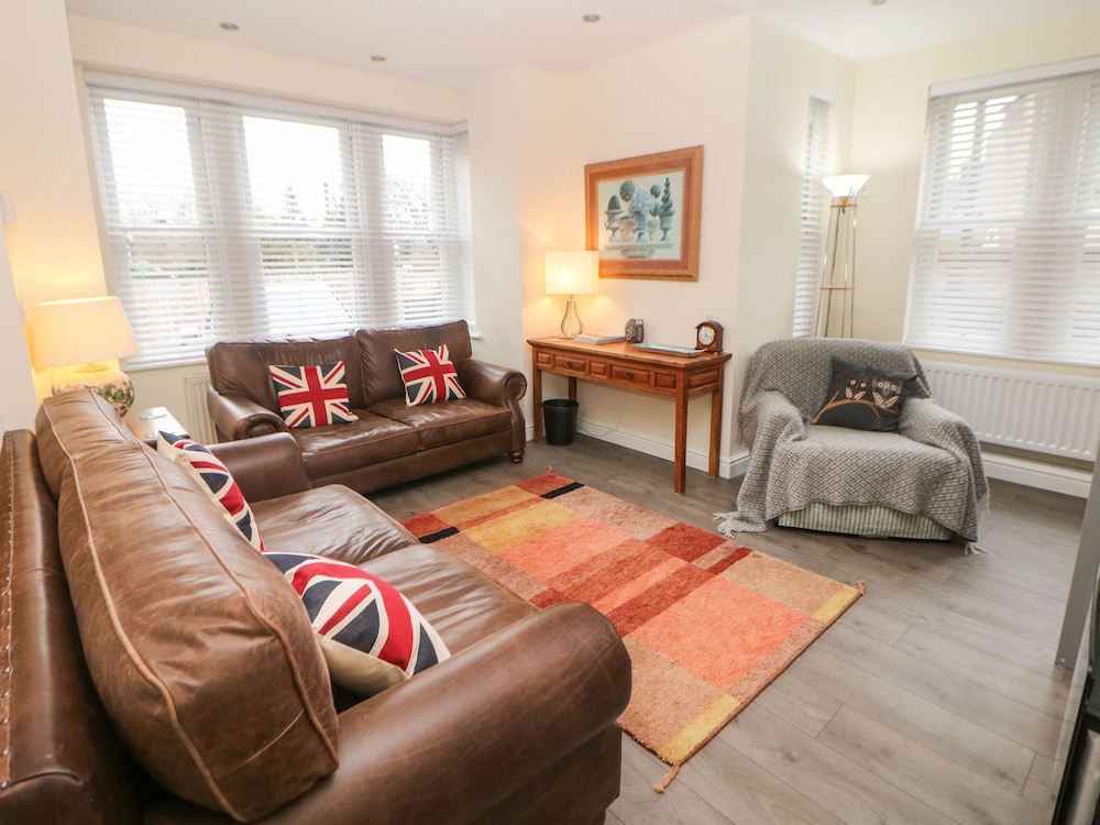 1 Knowleston House