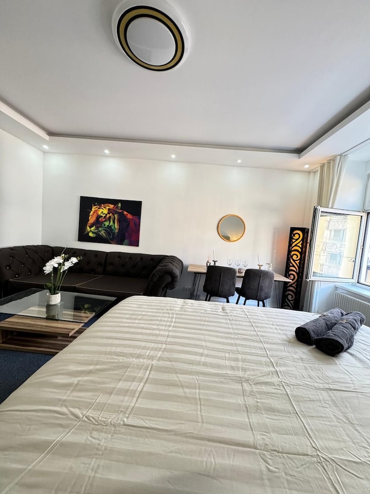 Luxury 7 Bedroom Apartment Sleeps 16