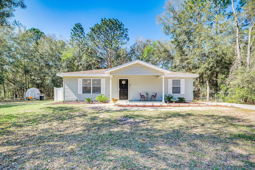 Crystal River Getaway w/ Hot Tub & Fire Pit!