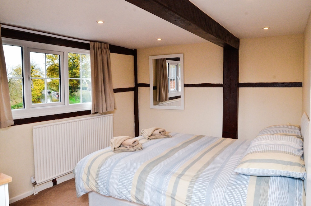Wrenbury Mill Marina Apartments view 3
