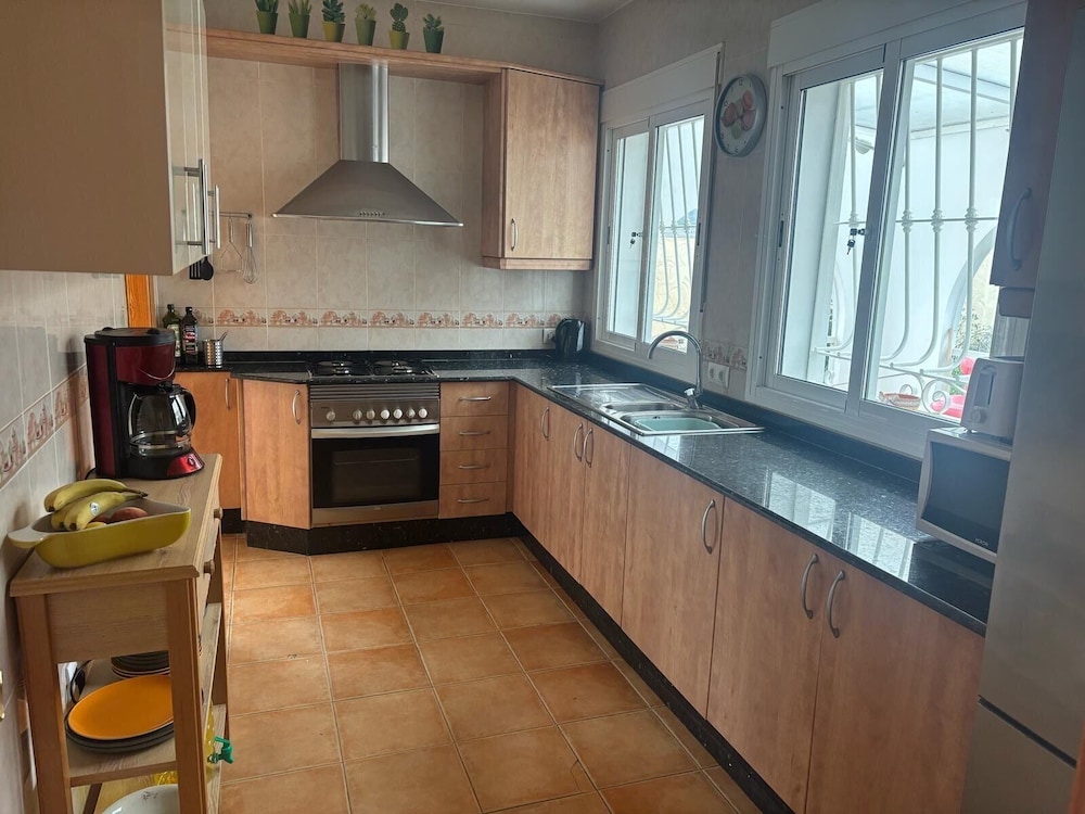 Casa Bueno Sunset Villa - Sleeps 7, Pool & Aircon