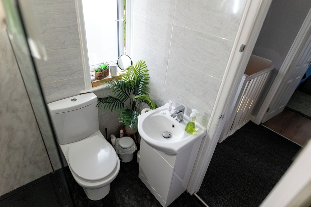 Beautiful Wythenshawe Home Near Airport With Garden & Parking Sleeps 5