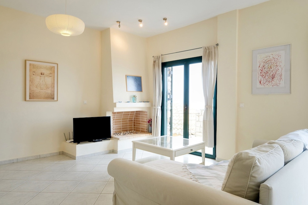 Serene Villa in Pera Melana near Sea view 2