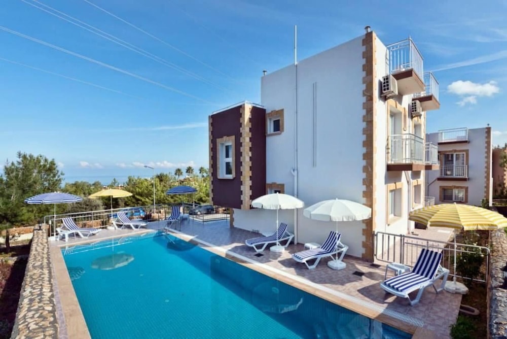 House With Shared Pool and Terrace 9 min to Beach