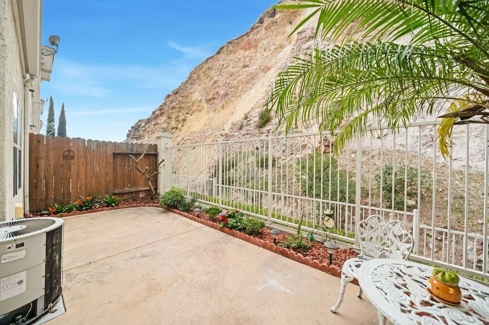 Bright Townhome Retreat With Private Patio Walk Trails