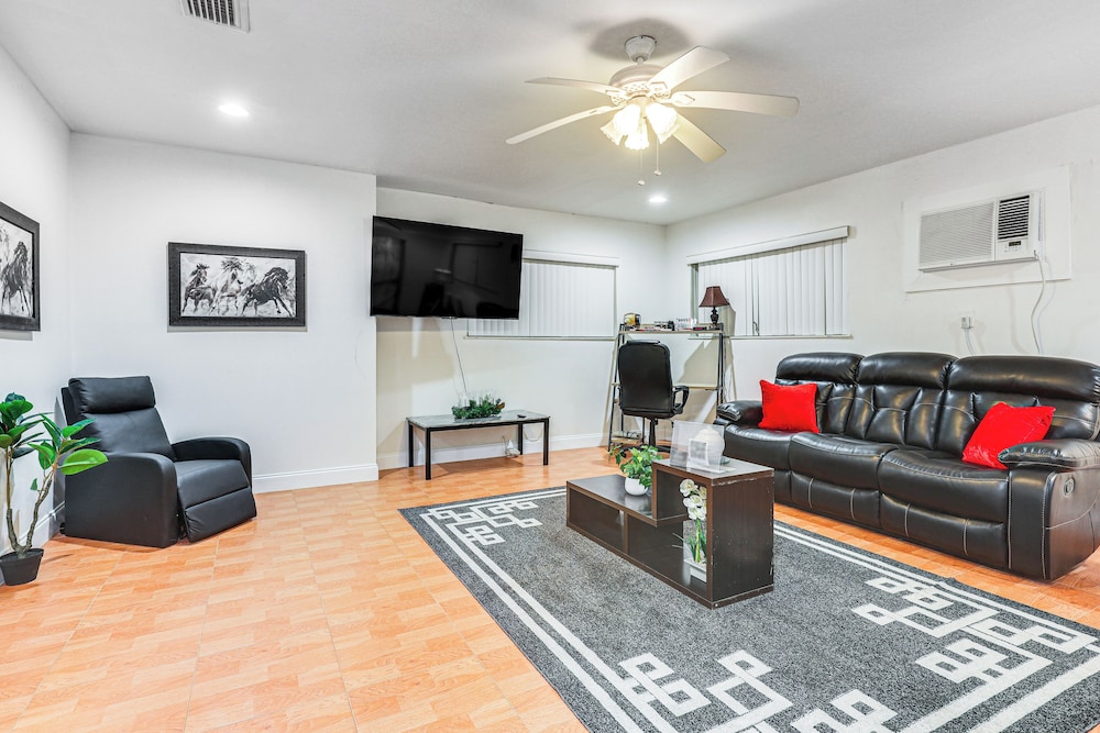3 Mi to Hard Rock Stadium: Cozy Home w/ Patio